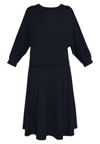Czarna sukienka z gładkiego materiału, z okrągłym dekoltem, rękawami do ¾ oraz rozkloszowanym dołem z marszczoną talią.