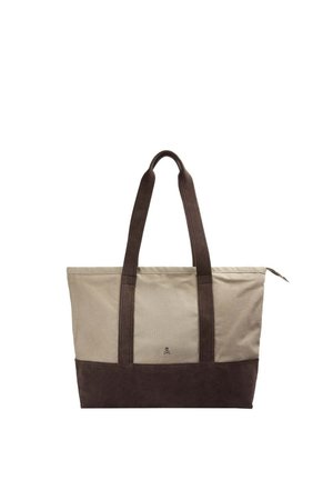 Bolsa tote beige y marrón con asas largas y cierre de cremallera, que presenta un pequeño logo de calavera y huesos cruzados en el centro delantero.
