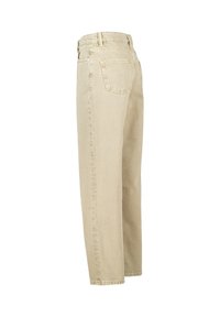 Pantalones de mezclilla beige de corte recto, con una cintura alta, dos bolsillos traseros y detalles de costura visibles.