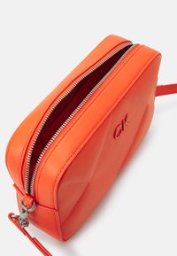 Calvin Klein RE LOCK QUILT CAMERA BAG - Borsa a tracolla - flame