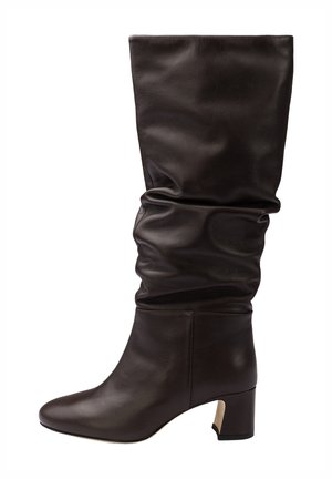 Botte en cuir brun foncé mi-mollet avec tige souple et petit talon bloc, bout arrondi lisse et détail de couture latérale.