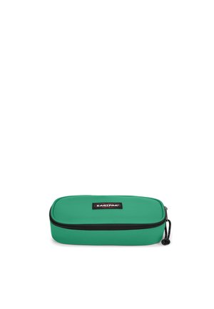 Trousse à crayons rectangulaire verte avec une fermeture éclair noire et un écusson du logo Eastpak en noir, rouge et blanc sur le dessus.