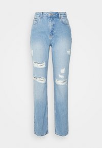 Jeans de cintura alta azul-claro com perna reta, apresentando vários rasgos desfiados nos joelhos e um desbotamento subtil por todo o tecido.