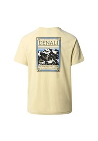 Žluté bavlněné tričko s krátkými rukávy, na zadní straně je grafický design hor Denali a text. Hladká textura, uvolněný střih.