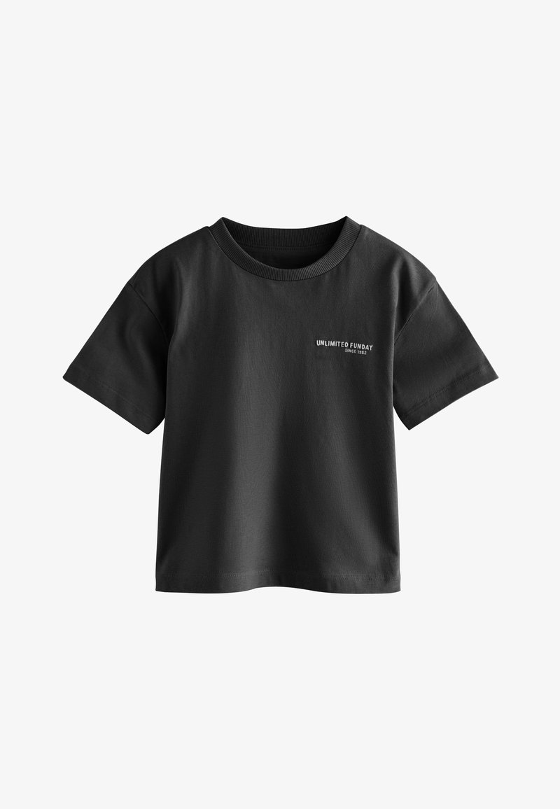 Sort bomuld t-shirt med korte ærmer og rund halsudskæring. Har teksten "UNLIMITED FUNDAY" i hvidt på venstre bryst. Glat tekstur.