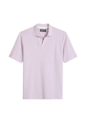 Hellviolettes kurzärmeliges Poloshirt mit Kragen und offenem V-Ausschnitt, flach auf weißem Hintergrund präsentiert.