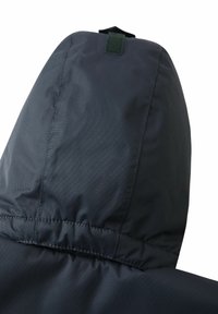 Ciemnoniebieski kaptur kurtki o gładkiej teksturze, z wiszącą pętlą na górze i przeszytymi szwami. Częściowo widoczny kołnierz.