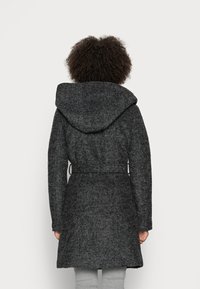 Cappotto grigio in misto lana con cappuccio, vita con cintura e finitura testurizzata. Presenta maniche lunghe e un design di lunghezza media.