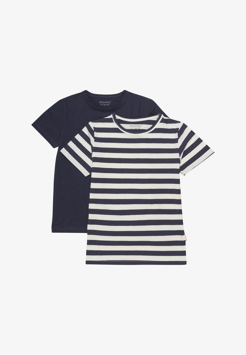 Deux t-shirts : un uni bleu marine, un blanc avec des rayures horizontales bleues marine. Les deux ont des manches courtes et des encolures rondes. Tissu en coton doux.