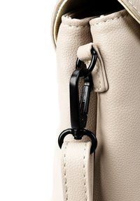 Béžová kožená kabelka s texturovaným povrchem, černou kovovou sponou a popruhem s kontrastním švem. Design je kompaktní a funkční.