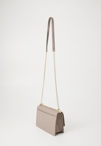 Borsa a mano rettangolare beige in pelle con una superficie liscia, dotata di una tracolla in catena dorata e chiusura a patta.
