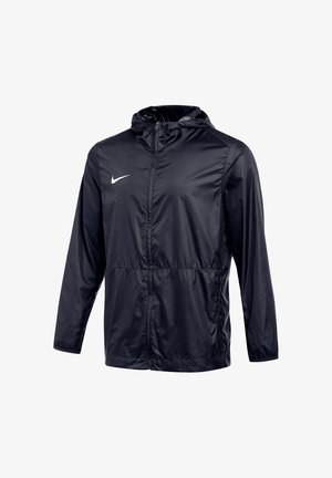 Giacca leggera nera con cappuccio, con zip frontale completa e logo bianco Nike sul petto sinistro.