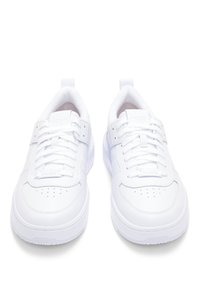 Baskets blanches avec une finition en cuir lisse, un bout perforé, des lacets plats et un col rembourré. Présente un logo de la marque sur la languette et sur le côté.