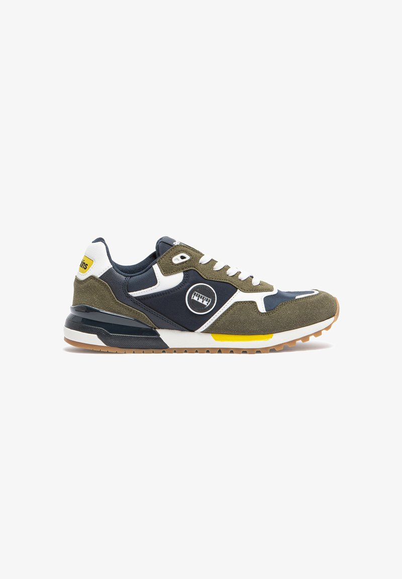 Scarpe sportive verdi e navy in materiale scamosciato e mesh, con un logo bianco, un accento giallo e una suola in gomma testurizzata.