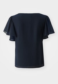 Tumedane lühikeste varrukate naut blouse, pehmete, läbipaistvate lendavate varrukatega ja sirge lõikega. Sile tekstuur ja puhas, minimalistlik disain.