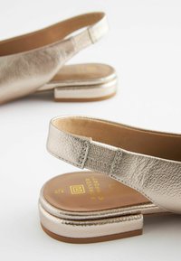 Next FOREVER COMFORT® LEATHER FLAT SLINGBACKS - Pumps - gold
