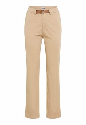 Pantaloni beige a gamba dritta con tasche frontali e una cintura in pelle marrone, progettati per una vestibilità comoda.