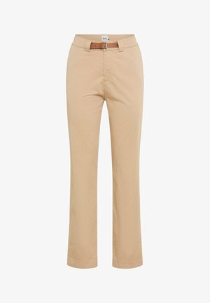 Pantalon beige à jambes droites avec poches avant et ceinture en cuir marron, conçu pour un ajustement confortable.