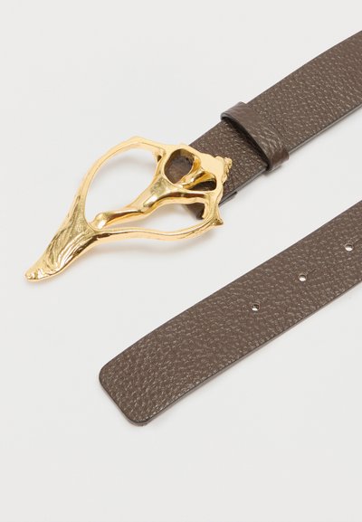 Καφέ λουστρινένια ζώνη με υφή και χρυσή περίτεχνη αγκράφα με αφηρημένο, οργανικό σχέδιο σε λευκό φόντο.