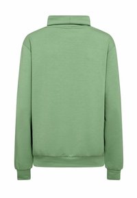 Sudadera verde con un cuello alto, mangas largas, puños acanalados y una textura suave. Sin patrones ni logotipos visibles.