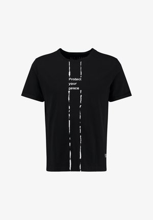 Schwarzes Baumwoll-T-Shirt mit kurzen Ärmeln, das einen vertikalen, weißen Aufdruck mit dem Text "Protect your peace" und ein verwittertes Grafikdesign zeigt.