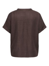 Chemise marron à manches courtes avec une coupe ample, tissu subtilement texturé, manches retroussées et petit col, vue de dos.