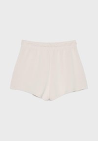 Shorts blancs décontractés pour femmes avec taille élastique, coupe confortable et longueur mi-cuisse sur fond uni.