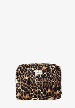 Rechthoekige make-up tas met luipaardprint in zwart, bruin en beige, met ritssluiting en een klein wit label met de tekst "The Flat Lay Co."