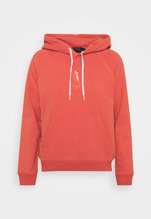 Felpa corallo in misto cotone, con tasca frontale, coulisse e grafica logo bianca. Maniche raglan e polsini a costine.
