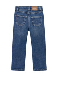 Jeans in denim blu medio, con un design a gamba dritta, cinque tasche e un'etichetta in pelle marrone sulla vita.