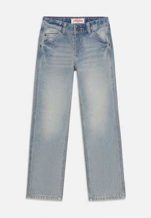 Svijetloplave traperice ravnog kroja sa izblijedjelim dijelovima, prednjim džepovima i crnim gumbom za zatvaranje. Ima oznaku brenda na pojasu.