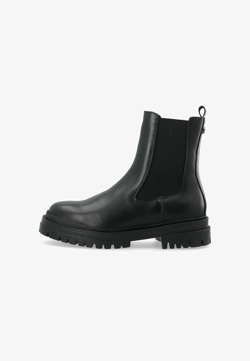 Bottine noire en cuir avec semelle épaisse à crampons, côtés élastiques et languette arrière pour un enfilage facile.