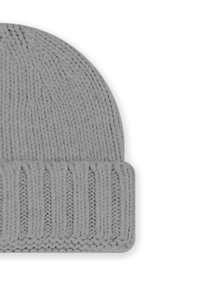 Beanie grigia lavorata a maglia realizzata in materiale morbido, con un bordo a costine e una parte superiore arrotondata. La texture è liscia con motivi di cucitura visibili.