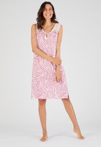 Abito senza maniche rosa con strisce bianche a zebra, caratterizzato da un collo rotondo e spalle decorate con pizzo. Tessuto liscia, design fino al ginocchio.