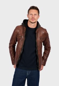 Bruine leren jas met een rits aan de voorkant en een afneembare grijze fleece gevoerde capuchon; heeft twee voorzakken en een getailleerd silhouet.