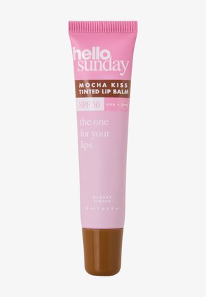 Tubo de bálsamo labial tintado Hello Sunday Mocha Kiss con SPF 50, acabado brillante, 15 ml, rosa con tapa marrón sobre fondo blanco.