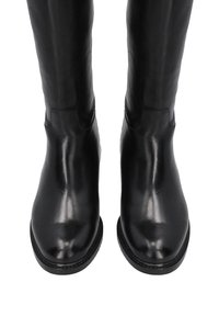 Wysokie czarne skórzane botki o gładkiej teksturze i okrągłym nosku. Charakteryzują się subtelnymi szwami i wytrzymałą gumową podeszwą.