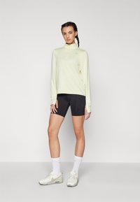 Nike Performance SWIFT - Top dugih rukava - life lime/white/reflective silver