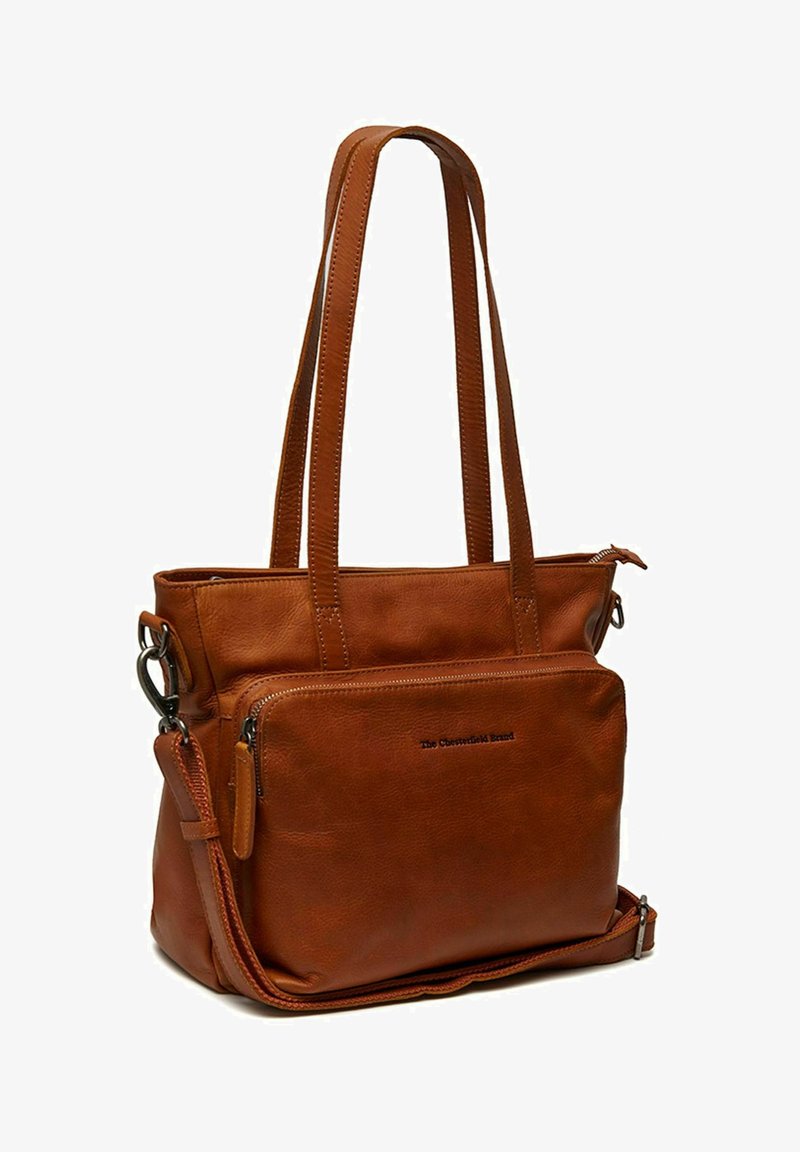 Borsa a tracolla in pelle marrone con due manici lunghi, una tracolla staccabile e una tasca con zip frontale. Presenta una texture liscia.