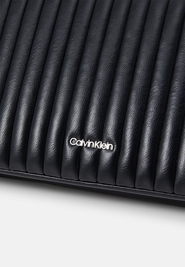 MINI LINE QUILT CROSSBODY - Cross body bag2