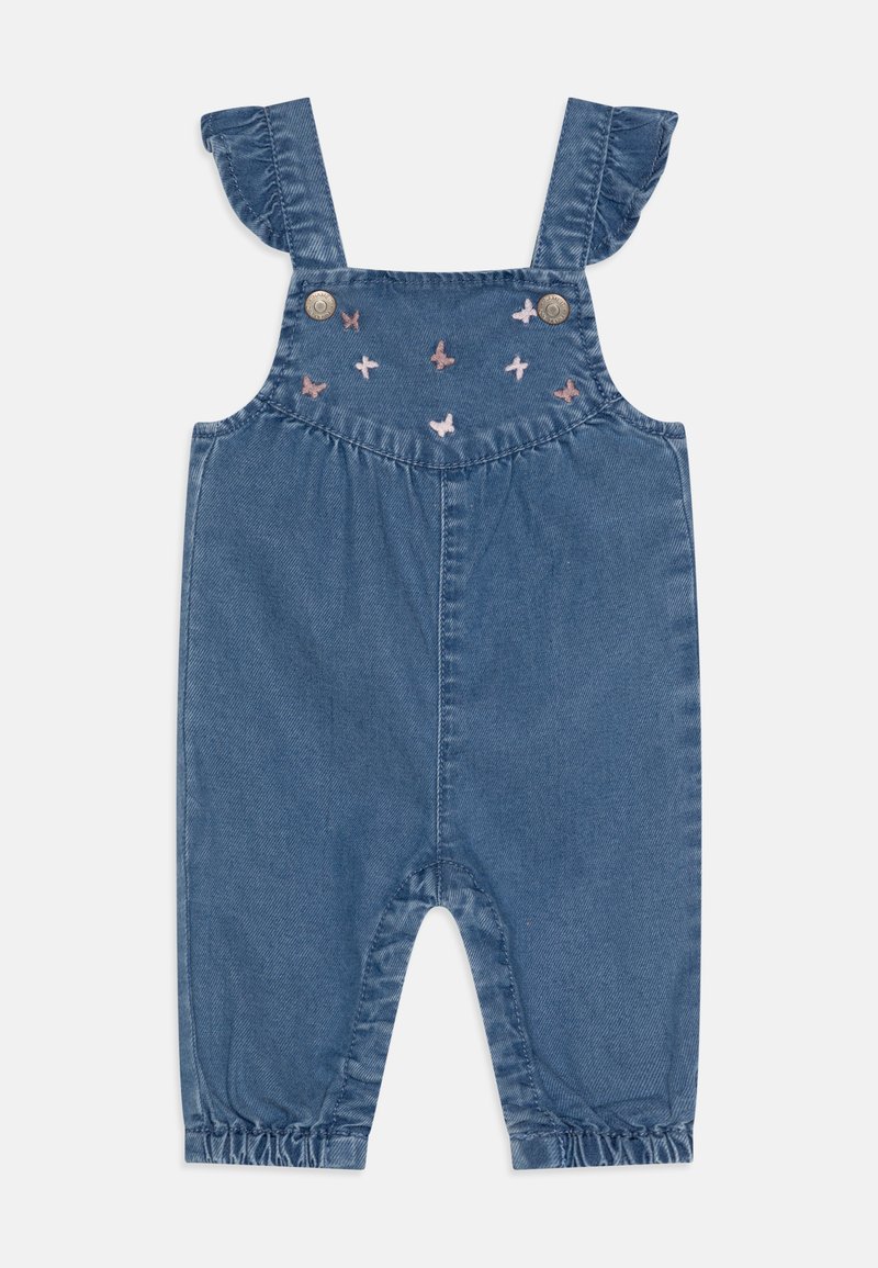 Jeanslatzhose mit Rüscheträgern, versehen mit silbernen Knopf-Accessoires und pink- und blaufarbenen Schmetterlingsstickereien auf der Brust. Geraffte Knöchel.
