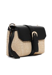 Borsa in paglia intrecciata con pattina e tracolla in pelle nera. Caratterizzata da un'elegante fibbia dorata e una forma rettangolare strutturata.