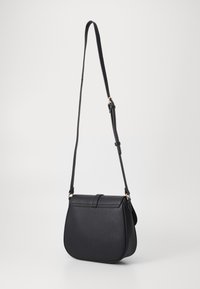 Sac à épaule en cuir noir avec une forme arrondie, une bandoulière réglable, une fermeture à rabat et des accents en métal doré. Fini de surface texturé.