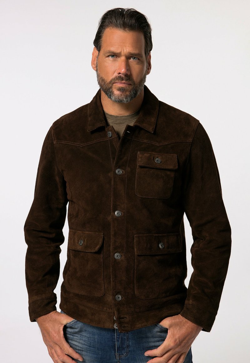 Chaqueta de ante marrón con un diseño de botones, dos bolsillos frontales con solapas y un ajuste moderno. Textura suave y líneas limpias.