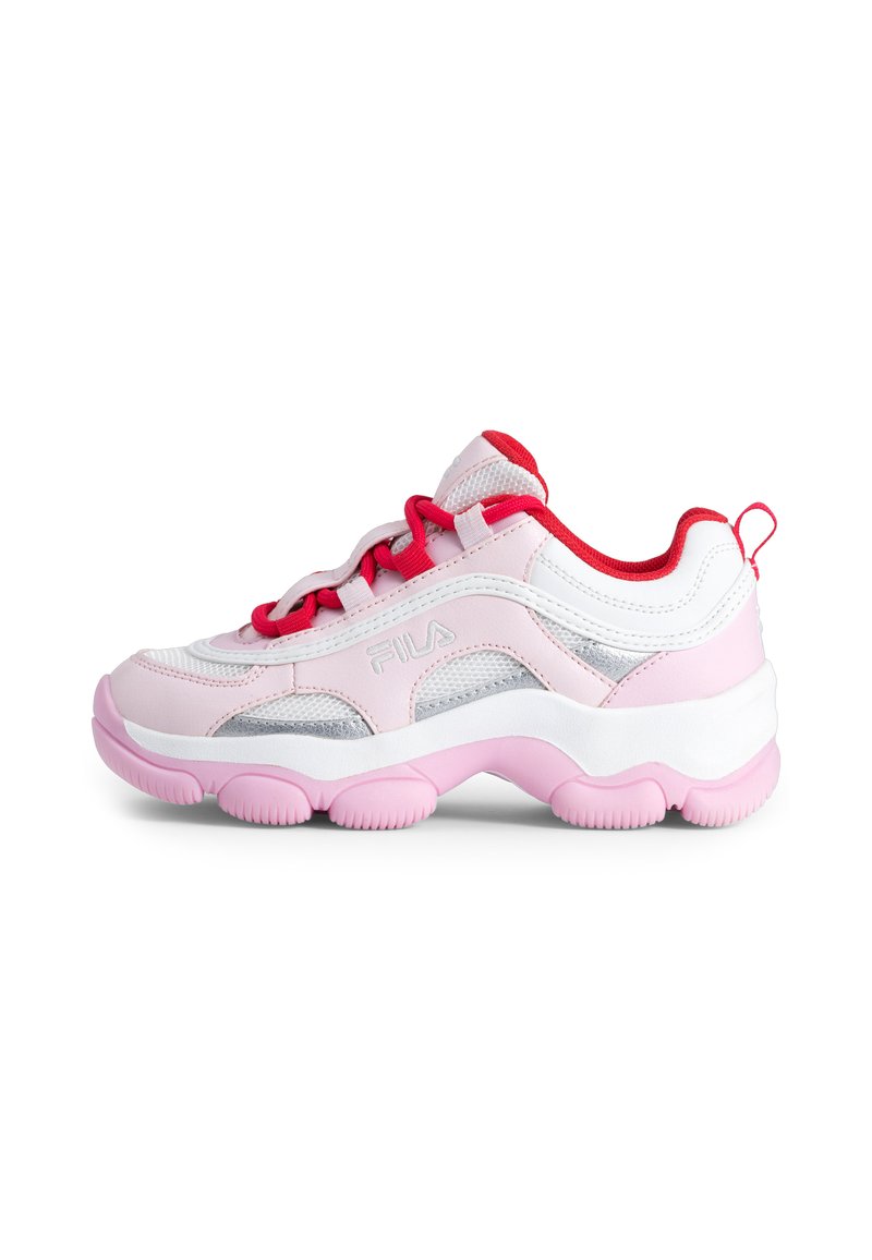 Baskets roses et blanches avec des accents rouges, des panneaux en maille et une semelle en caoutchouc texturée dotée de crampons ronds pour une meilleure adhérence. Logo Fila affiché.