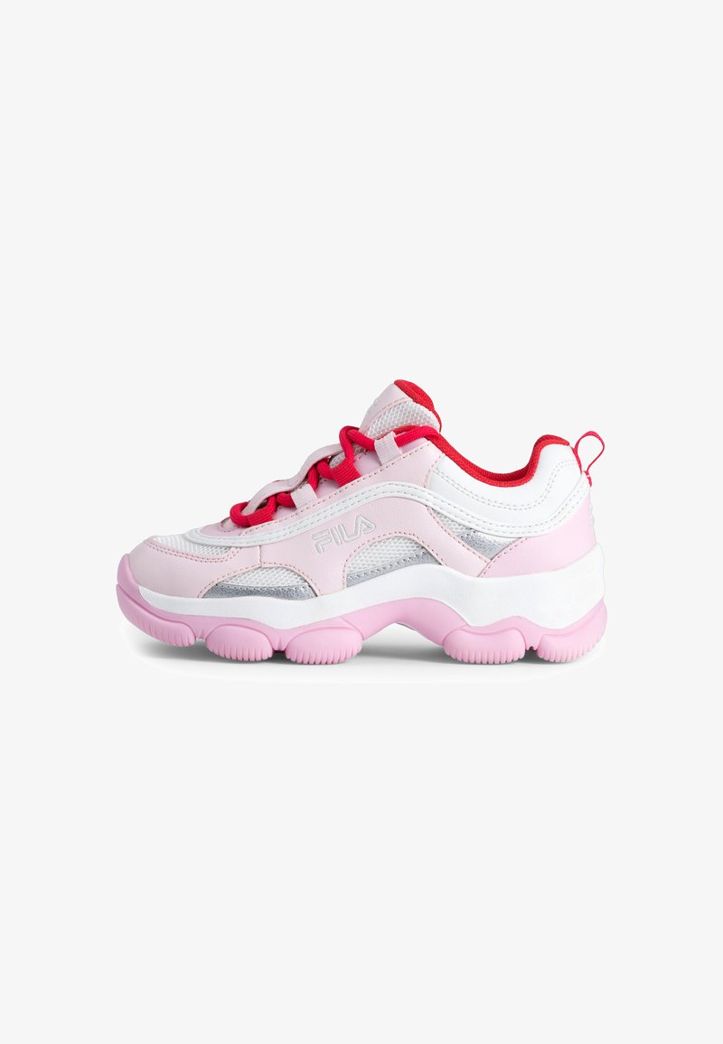 Rosa und weiße Sneaker mit roten Akzenten, Mesh-Elementen und einer strukturierten Gummisohle mit runden Stollen für besseren Grip. Fila-Logo angezeigt.
