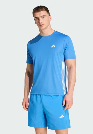 T-shirt sportif bleu à manches courtes, fabriqué en matériau léger. Comprend des accents de trois bandes blanches et un logo sur la poitrine.
