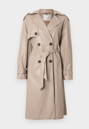 Beiger Leder-Trenchcoat mit doppelreihiger Vorderseite, tailliertem Gürtel, Schulterklappen und langen Ärmeln mit verstellbaren Manschetten.