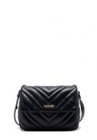 Gesteppte schwarze Leder-Umhängetasche mit Chevron-Muster, ausgestattet mit einem goldenen Logo und verstellbarem Riemen. Glatte Textur und rechteckige Form.