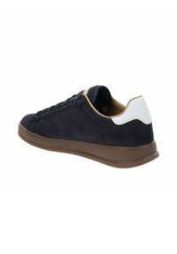 Sneaker in suede blu navy con suola in gomma, caratterizzato da un accento bianco sul tallone, punta rotonda e perforazioni minime lungo il lato.